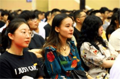 <b>孩子坐正在宽敞敞亮的安排</b>